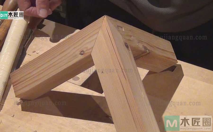 传统榫卯粽角榫的做法，又有人叫综角榫或三角齐尖