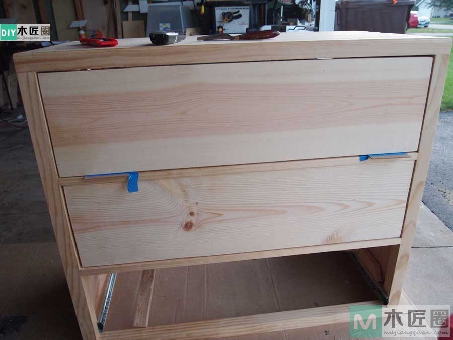怎样用圆木榫，自制一款简易的床头柜
