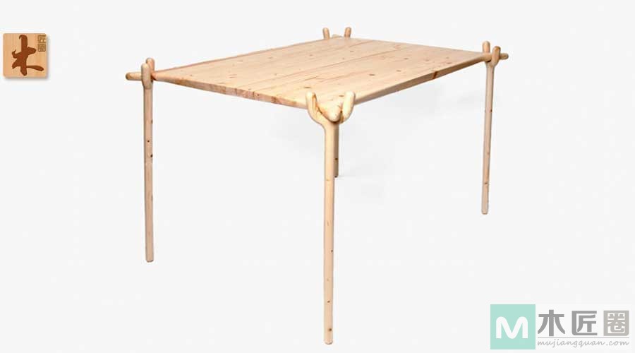国外一木工爱好者，制作一张桌子四只树杈桌腿