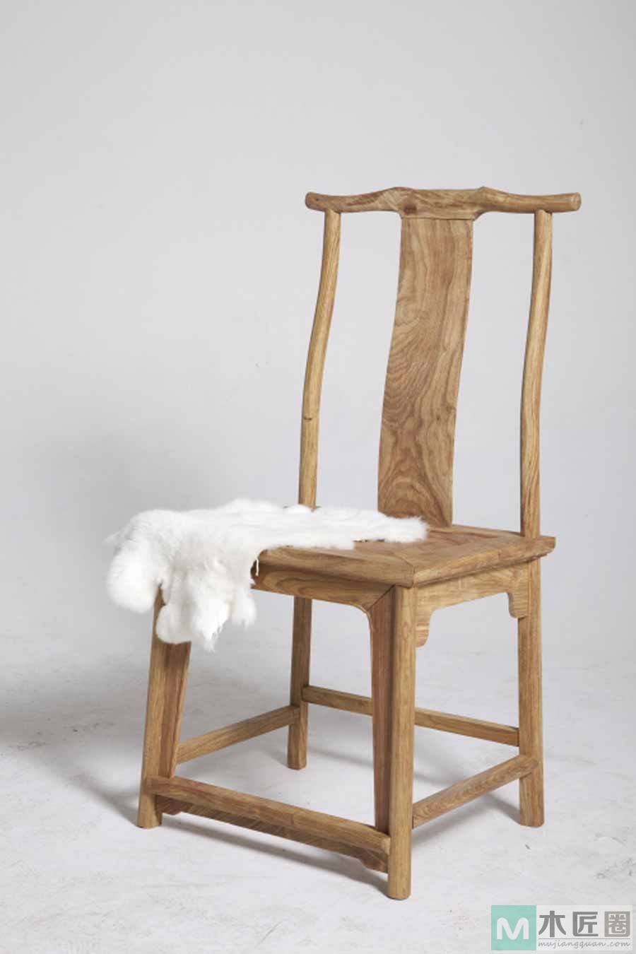 灯挂椅是明代最为普及的椅子，造型好似竹制灯挂而得名