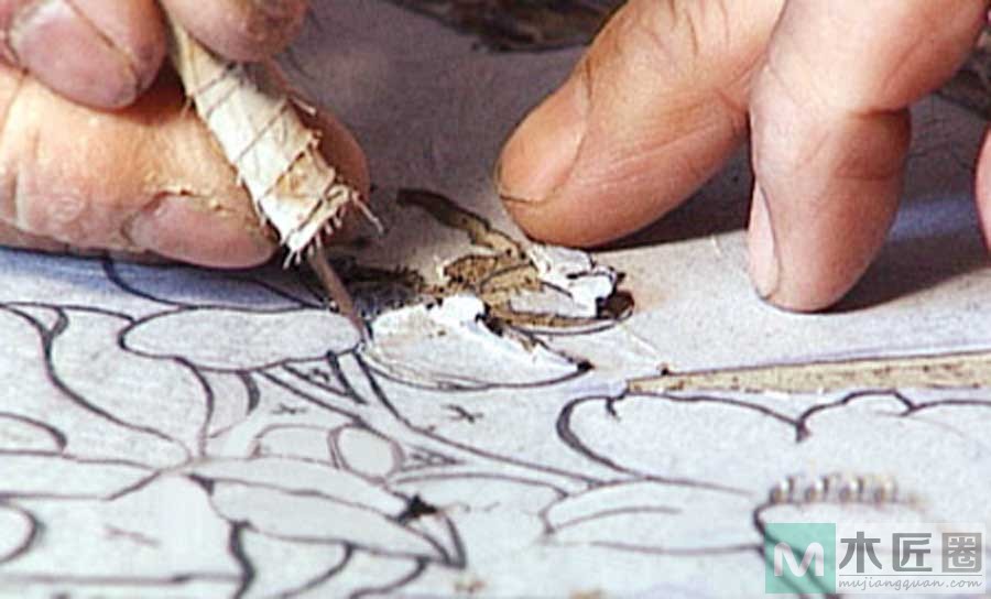 刻灰又称“款彩”、“刻漆”，用工具铲出纹饰并填彩的一种工艺