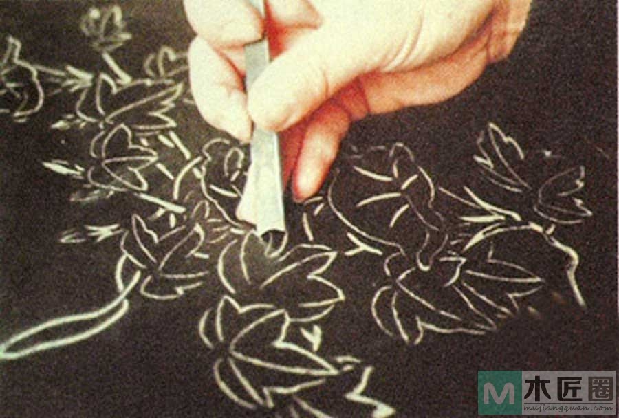 刻灰又称“款彩”、“刻漆”，用工具铲出纹饰并填彩的一种工艺