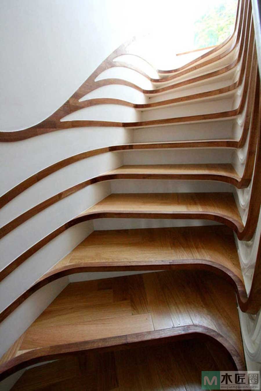 令人叫绝的扭曲楼梯设计，是在装修中非常有创意的设计