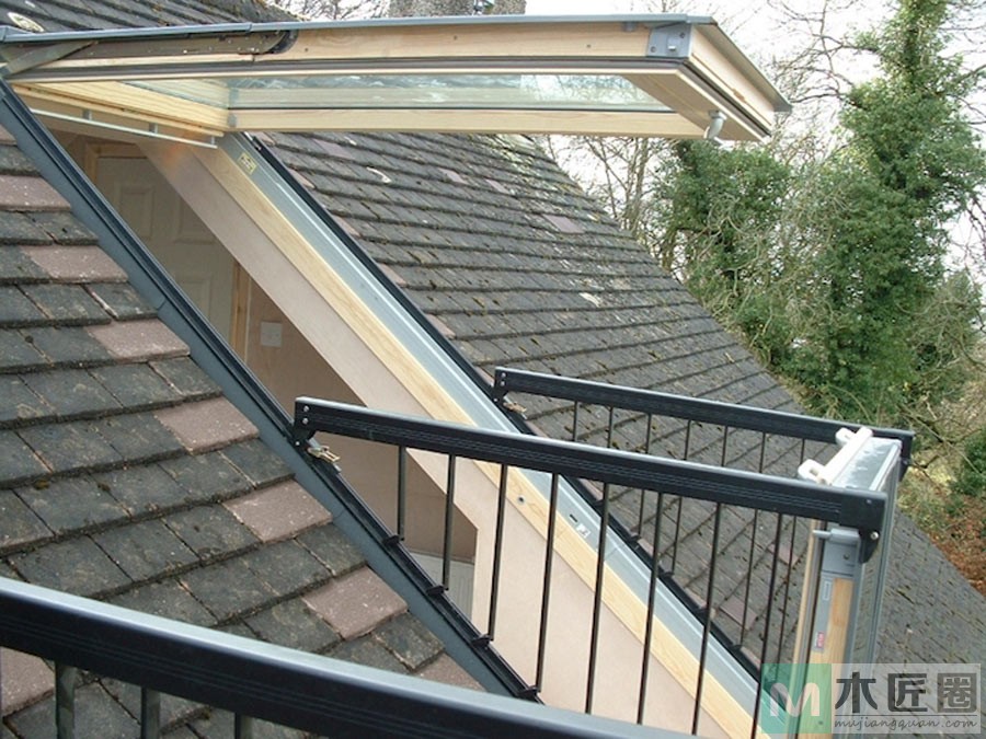 流行的斜屋顶开天窗，让阁楼天窗瞬间转换成屋顶阳台