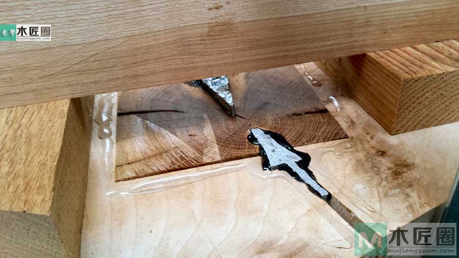 木匠师傅让树活了，怎样用枯木制作原木桌子