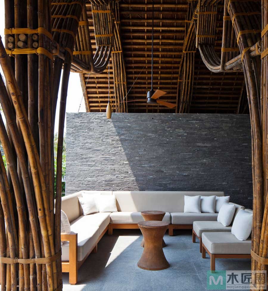 用竹元素丰富建筑表现力，整座竹屋巧妙地融合在自然之中