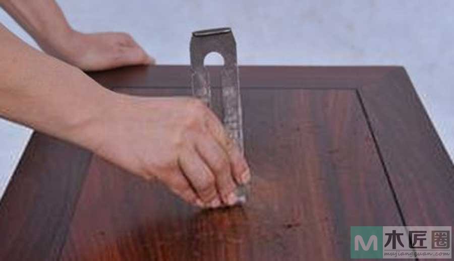 刮磨工艺，是木工师傅制作红木家具中的纯手工刮磨工序