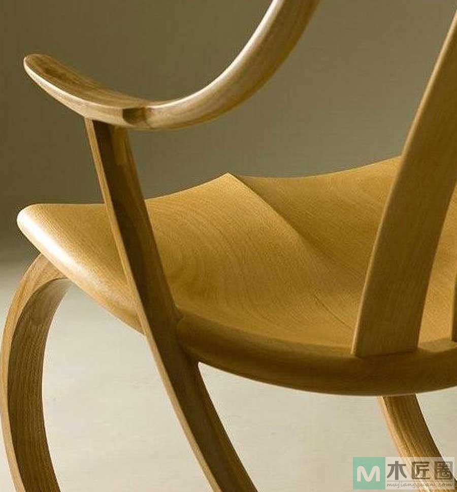 未来感强烈的家具追求开始转变，精美的樱桃木摇椅