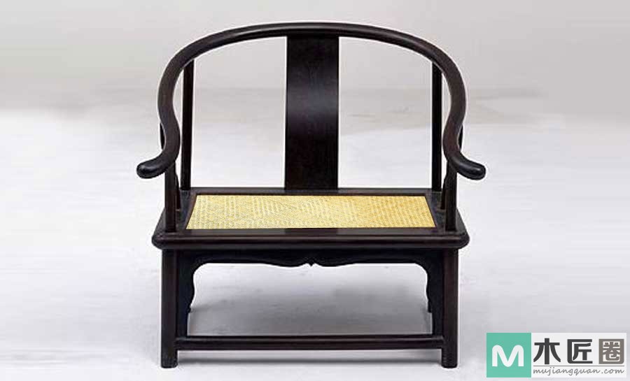 紫檀藤心矮圈椅，与一般圈椅相较，座高仅半，椅盘进深浅