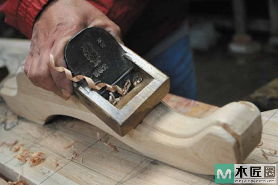 手工刨，是家具制作的一种常用工具，由刨刃和刨床构成
