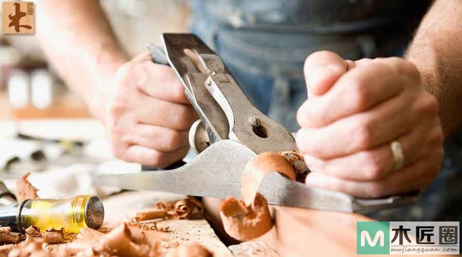 手工刨，是家具制作的一种常用工具，由刨刃和刨床构成