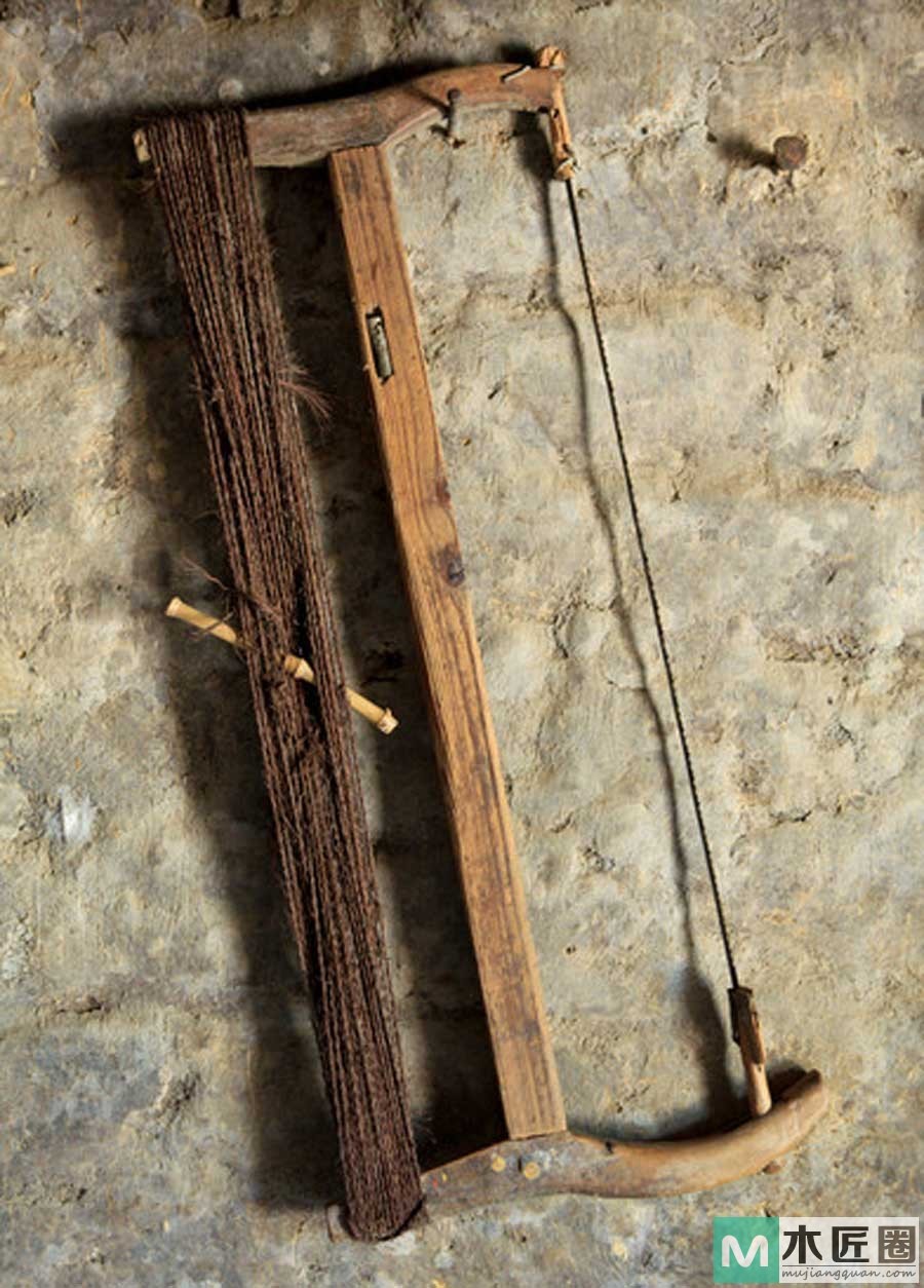 框锯又名架锯，是由工字形木框架、绞绳与绞片、锯条组成