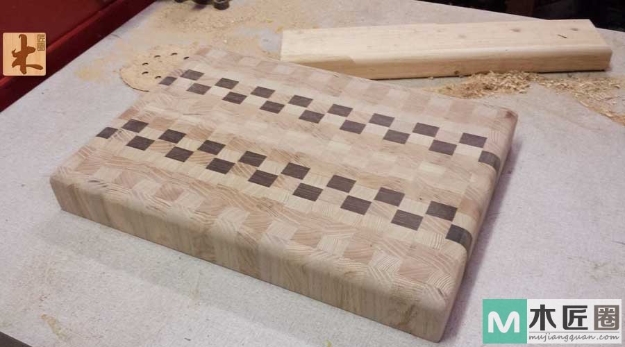 个性砧板的制作工艺，由一条条方木条拼制一块色条的菜板