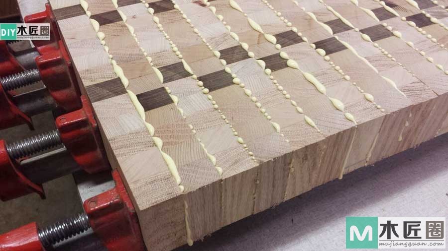 个性砧板的制作工艺，由一条条方木条拼制一块色条的菜板