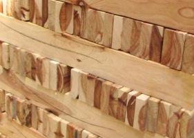 香柏木，木材微黄纹理清晰,常用于做家具、木桶和地板