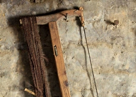 框锯又名架锯，是由工字形木框架、绞绳与绞片、锯条组成