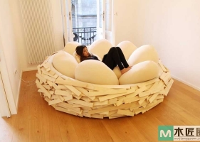 以色列家具设计师，设计的一款神奇鸟巢形懒人专用沙发