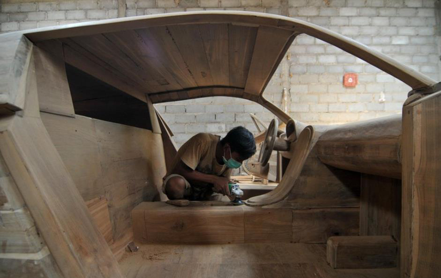 印尼一位木匠，纯手工木头制造的一辆1:1超级跑车