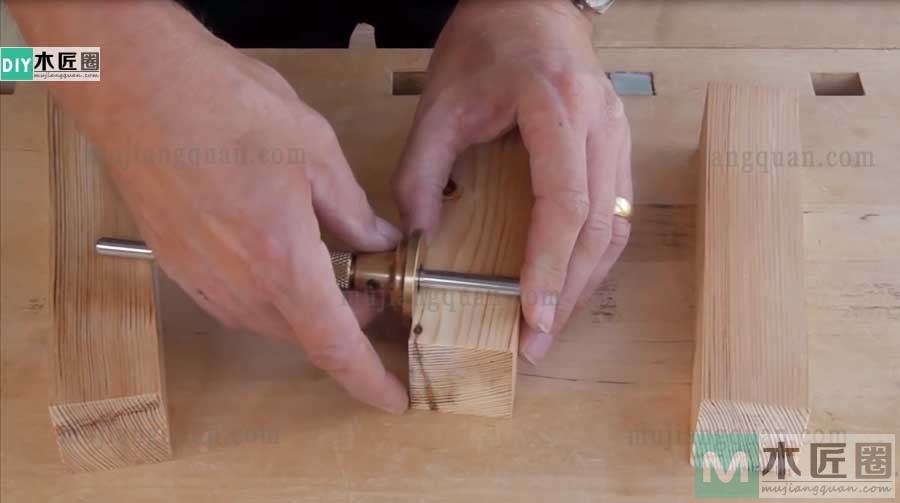 传统榫卯粽角榫的做法，又有人叫综角榫或三角齐尖