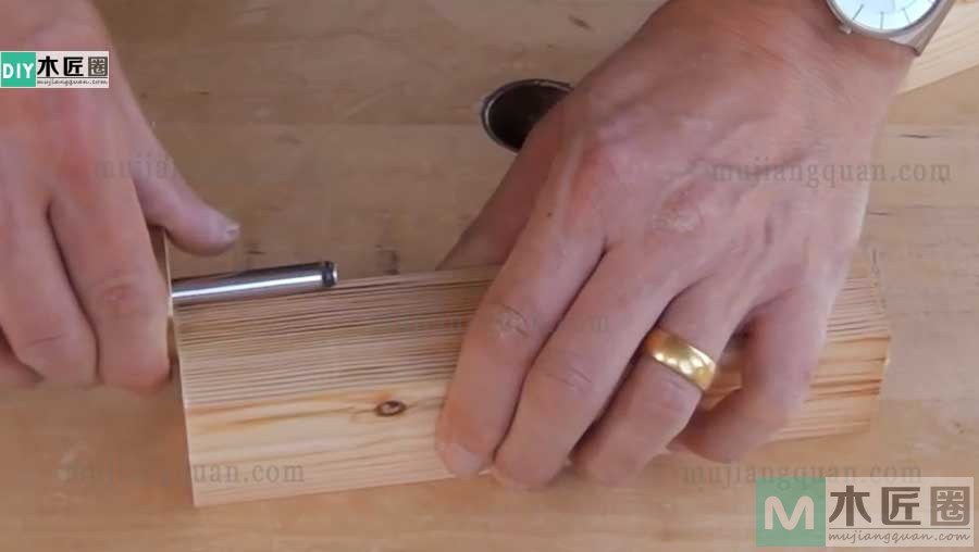 传统榫卯粽角榫的做法，又有人叫综角榫或三角齐尖