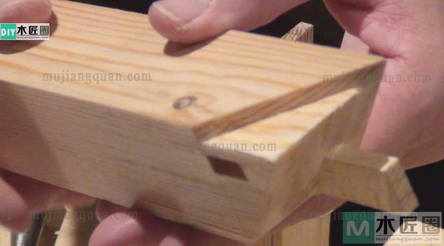传统榫卯粽角榫的做法，又有人叫综角榫或三角齐尖
