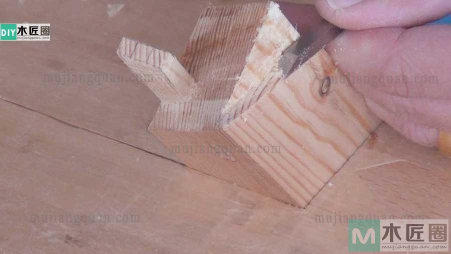 传统榫卯粽角榫的做法，又有人叫综角榫或三角齐尖