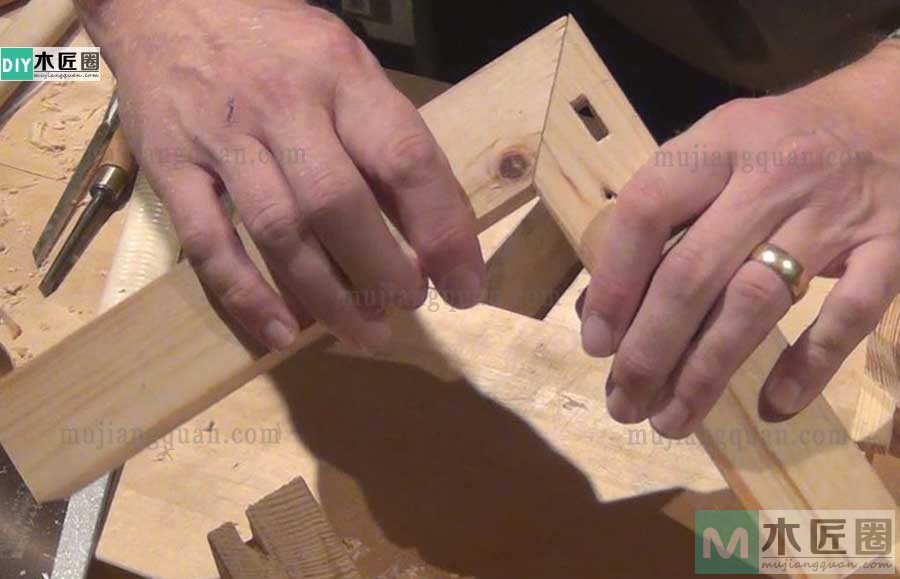 传统榫卯粽角榫的做法，又有人叫综角榫或三角齐尖