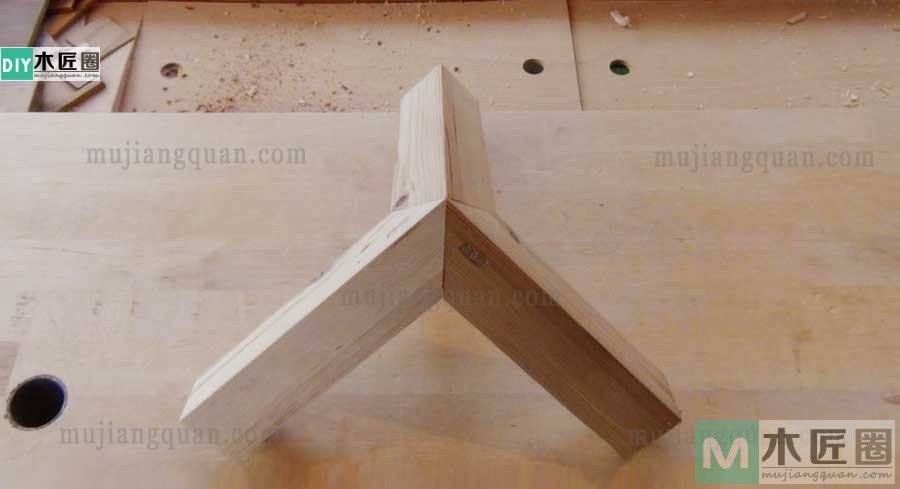 传统榫卯粽角榫的做法，又有人叫综角榫或三角齐尖