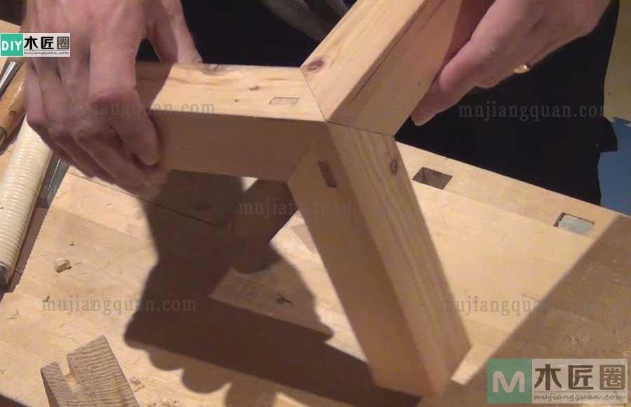传统榫卯粽角榫的做法，又有人叫综角榫或三角齐尖