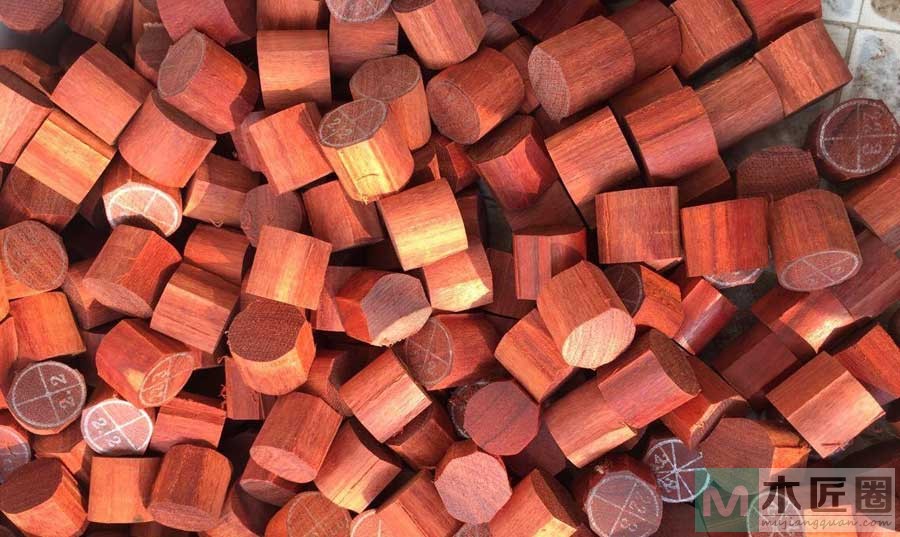 小叶紫檀中的“金星”和“牛毛”辨别