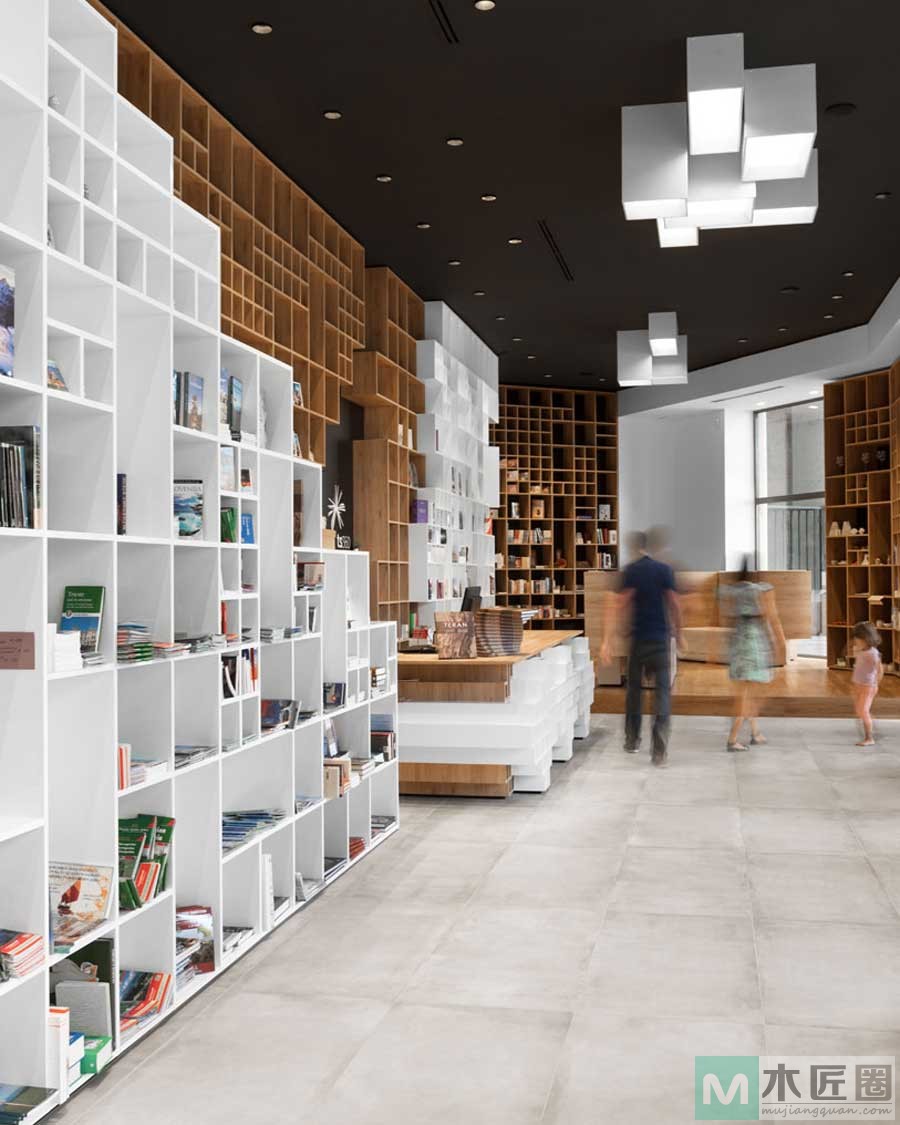 提到书架你会想起什么？意大利书店的几何木质书架
