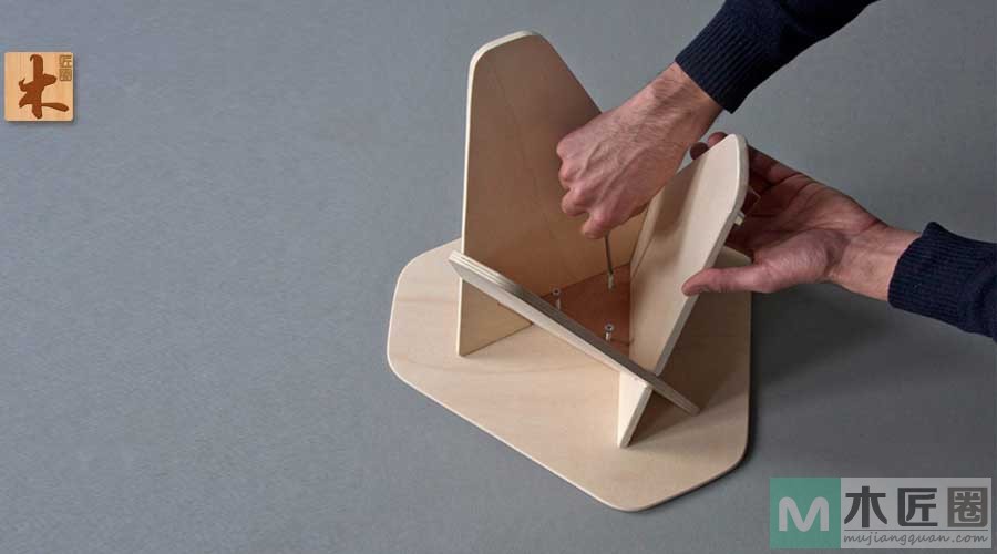 小凳子结构设计十分巧妙，如同积木般组装的小凳子