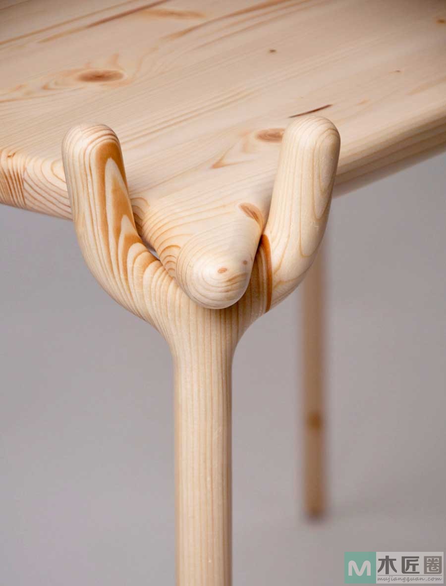 国外一木工爱好者，制作一张桌子四只树杈桌腿
