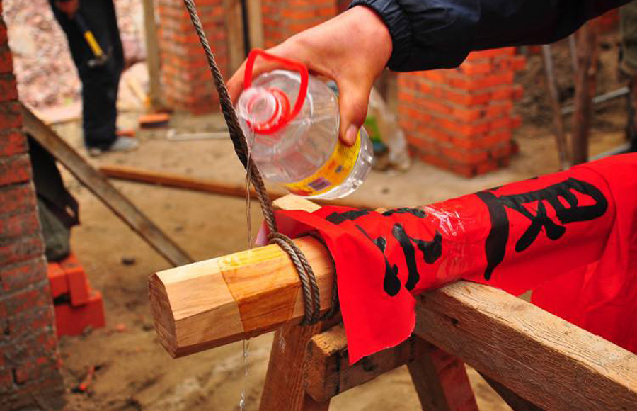 农村新房上梁有什么讲究，木匠师傅祭梁口诀有哪些？