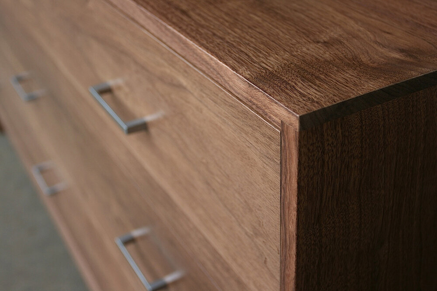 木材含水率控制得当，能避免家具开裂变形