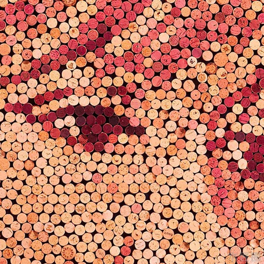 木工爱好者涨知识：用红酒瓶木塞子拼贴的瓶塞肖像