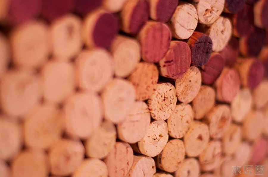 木工爱好者涨知识：用红酒瓶木塞子拼贴的瓶塞肖像