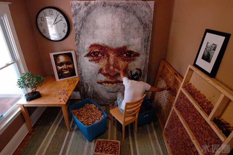 木工爱好者涨知识：用红酒瓶木塞子拼贴的瓶塞肖像