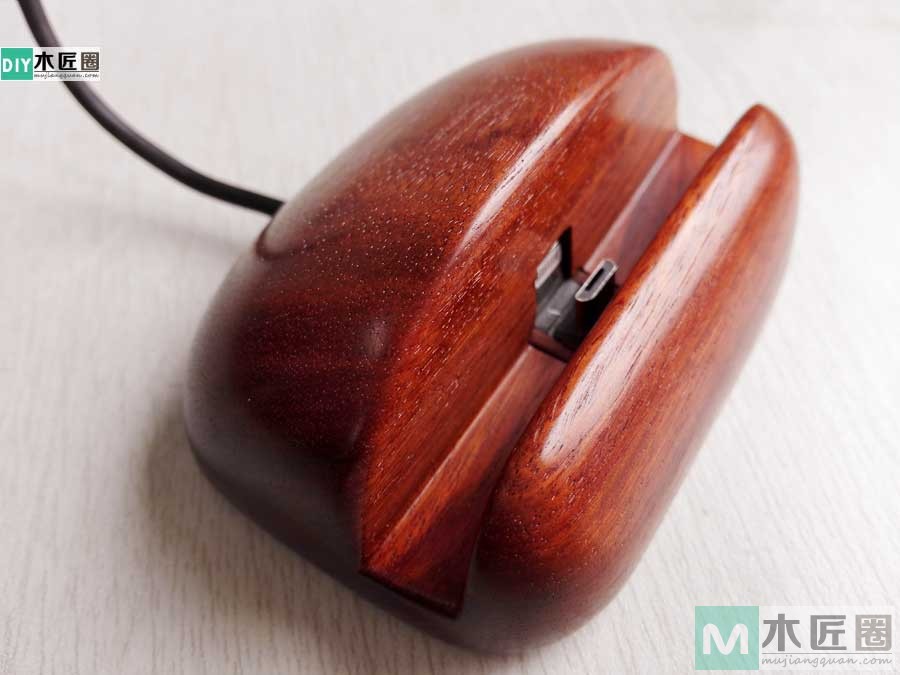 木工爱好者diy二合一手机充电底座，非常有创意！