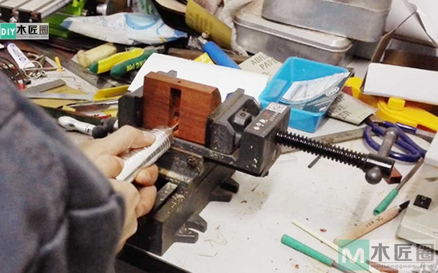 木工爱好者diy二合一手机充电底座，非常有创意！