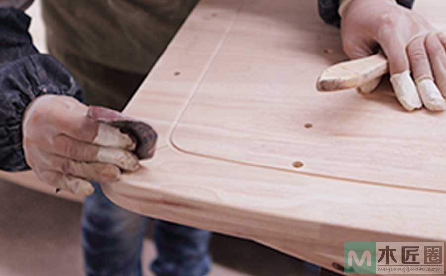 木工师傅用不同打磨工具打磨，看看家具打磨涂装的重要性