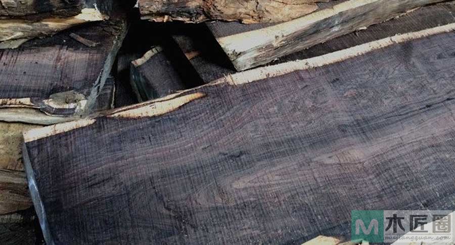 紫光檀，学名东非黑黄檀，属于国标红木里面的黑酸枝木类