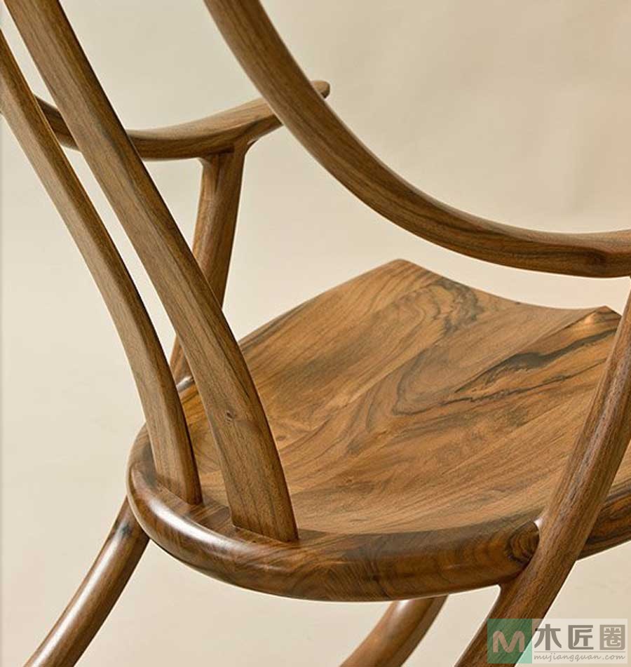 未来感强烈的家具追求开始转变，精美的樱桃木摇椅