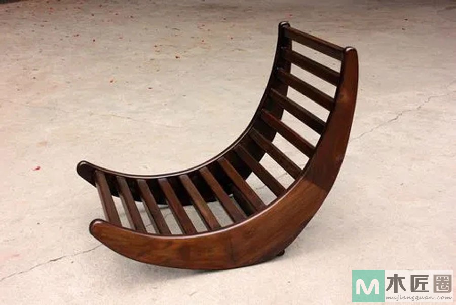 椅，始源于魏晋和隋朝，初名为胡床或马扎，宋叫做交椅