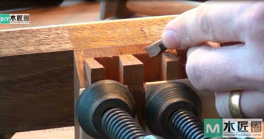 家具中的榫卯结构，老木匠如何手工制作隐形燕尾榫