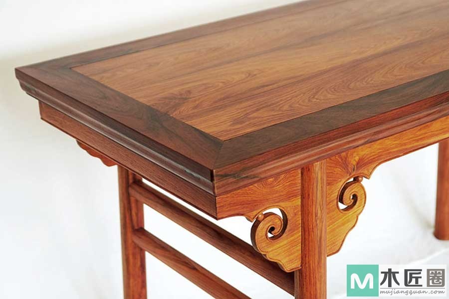 夹头榫，是大木梁架柱头开口启发而运用桌案上的榫卯结构