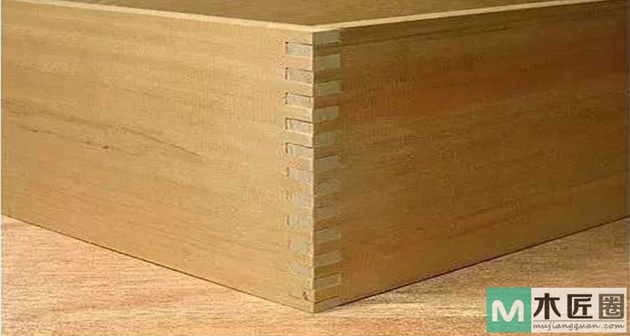 指接榫，类似左右两手手指交叉对接的榫卯结构