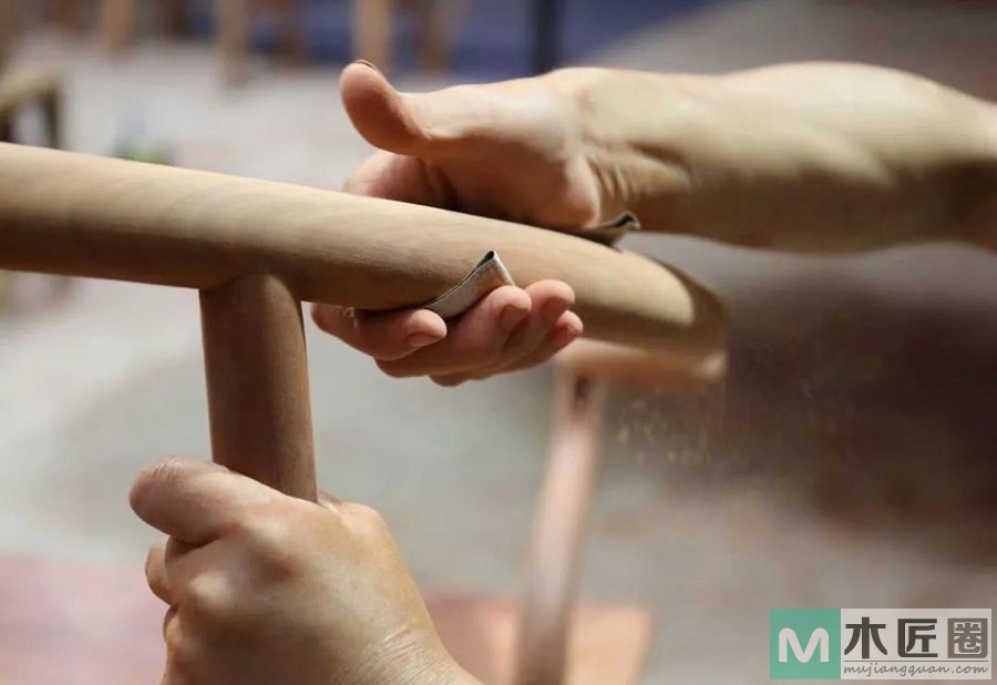 家具打磨的技巧和方法，第一就是要顺着木纹进行打磨