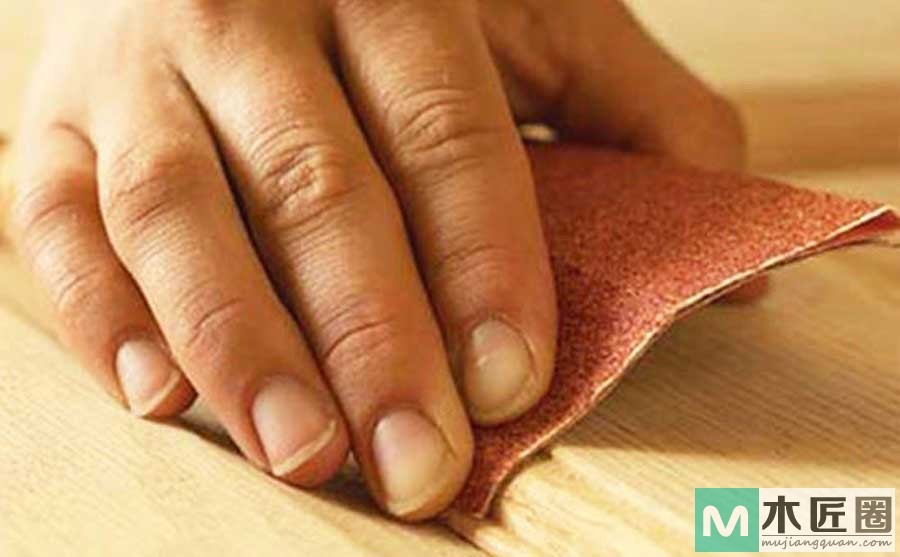 家具打磨的技巧和方法，第一就是要顺着木纹进行打磨