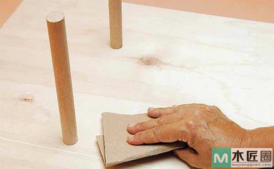 家具打磨的技巧和方法，第一就是要顺着木纹进行打磨